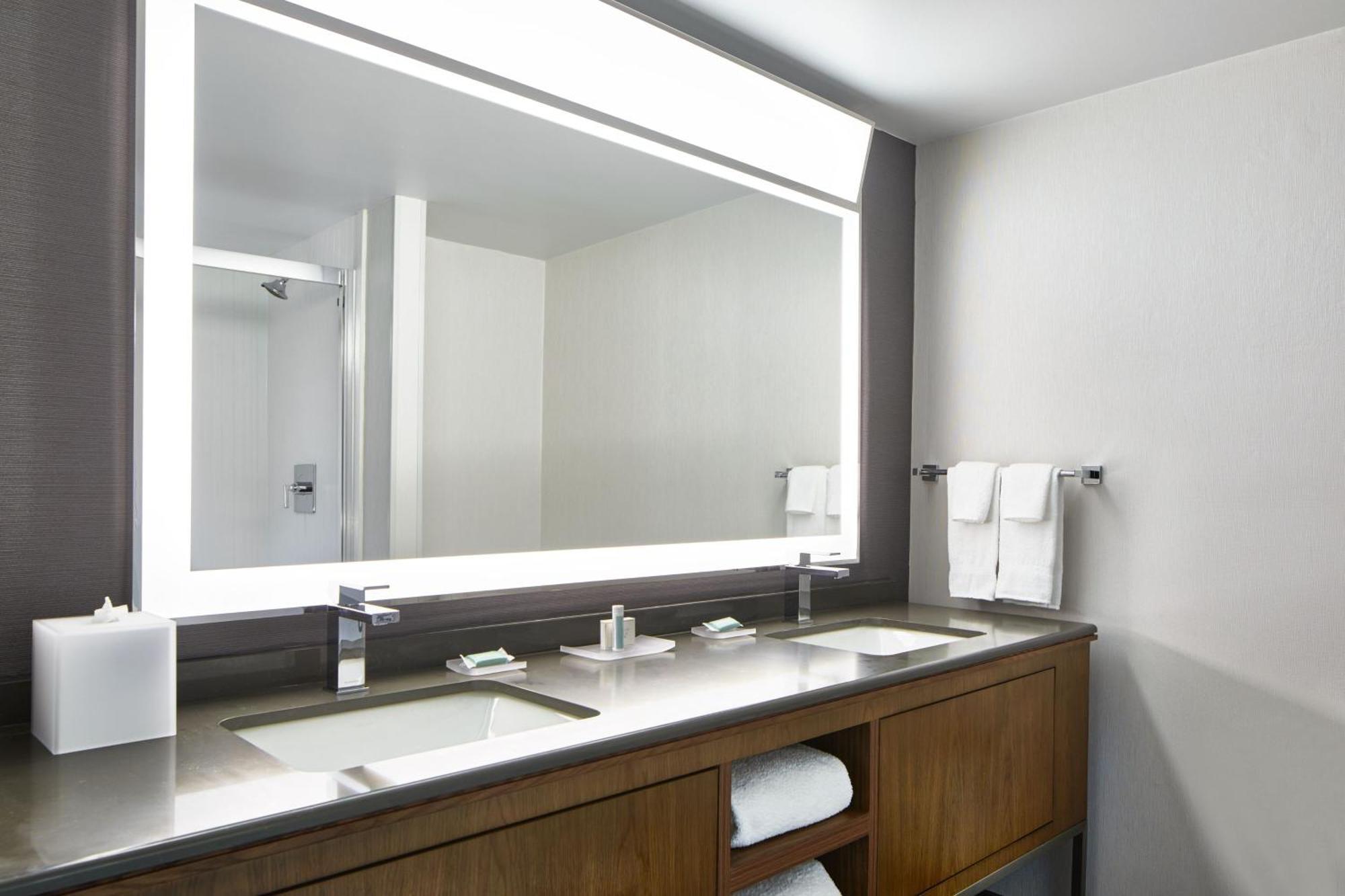 Courtyard By Marriott Downtown Detroit