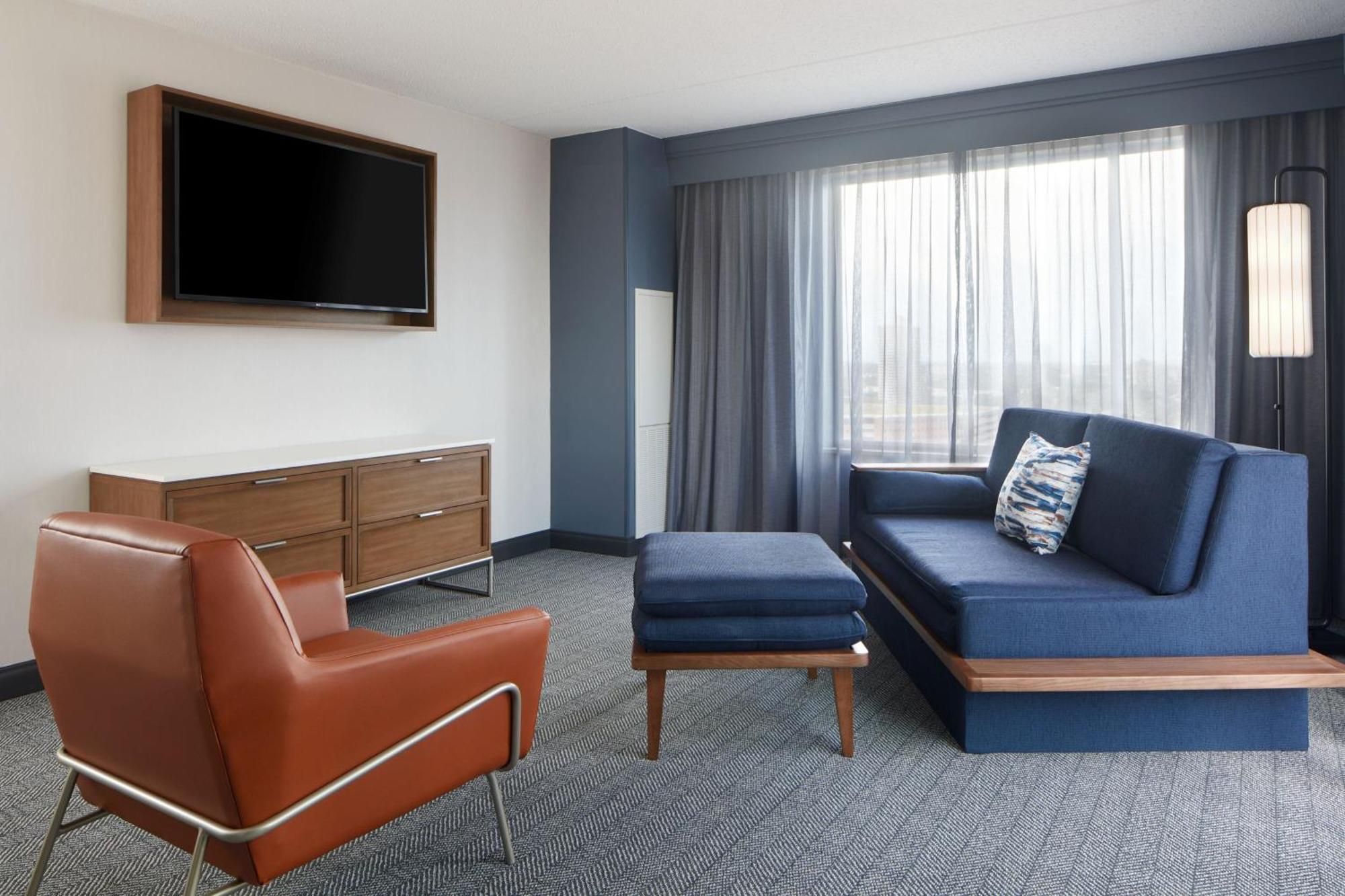 Courtyard By Marriott Downtown Hotel