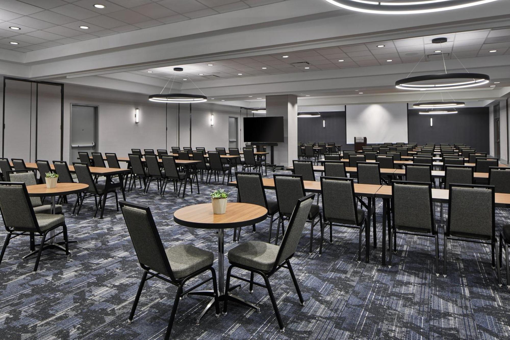 Courtyard By Marriott Downtown Hotel