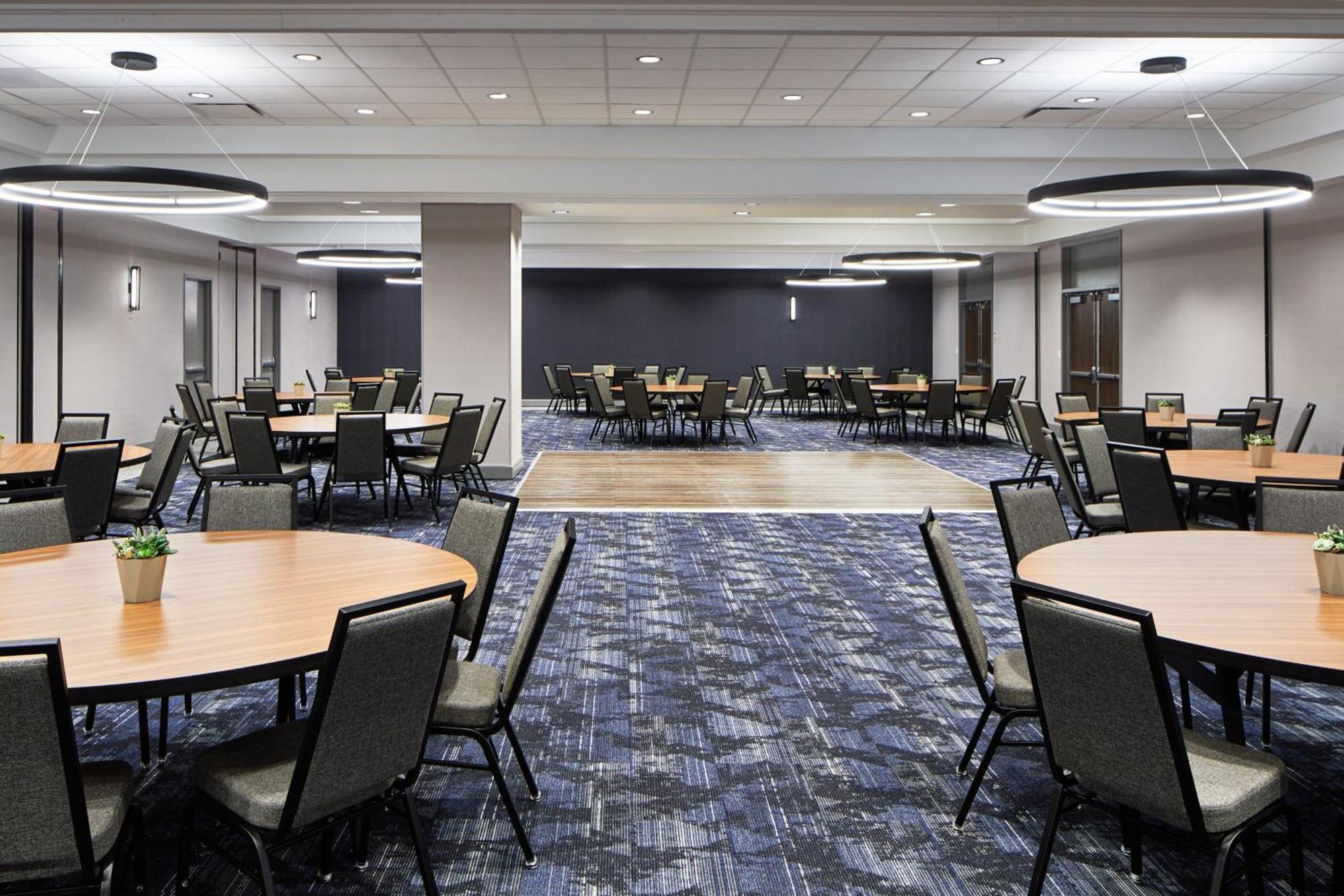Courtyard By Marriott Downtown Hotel