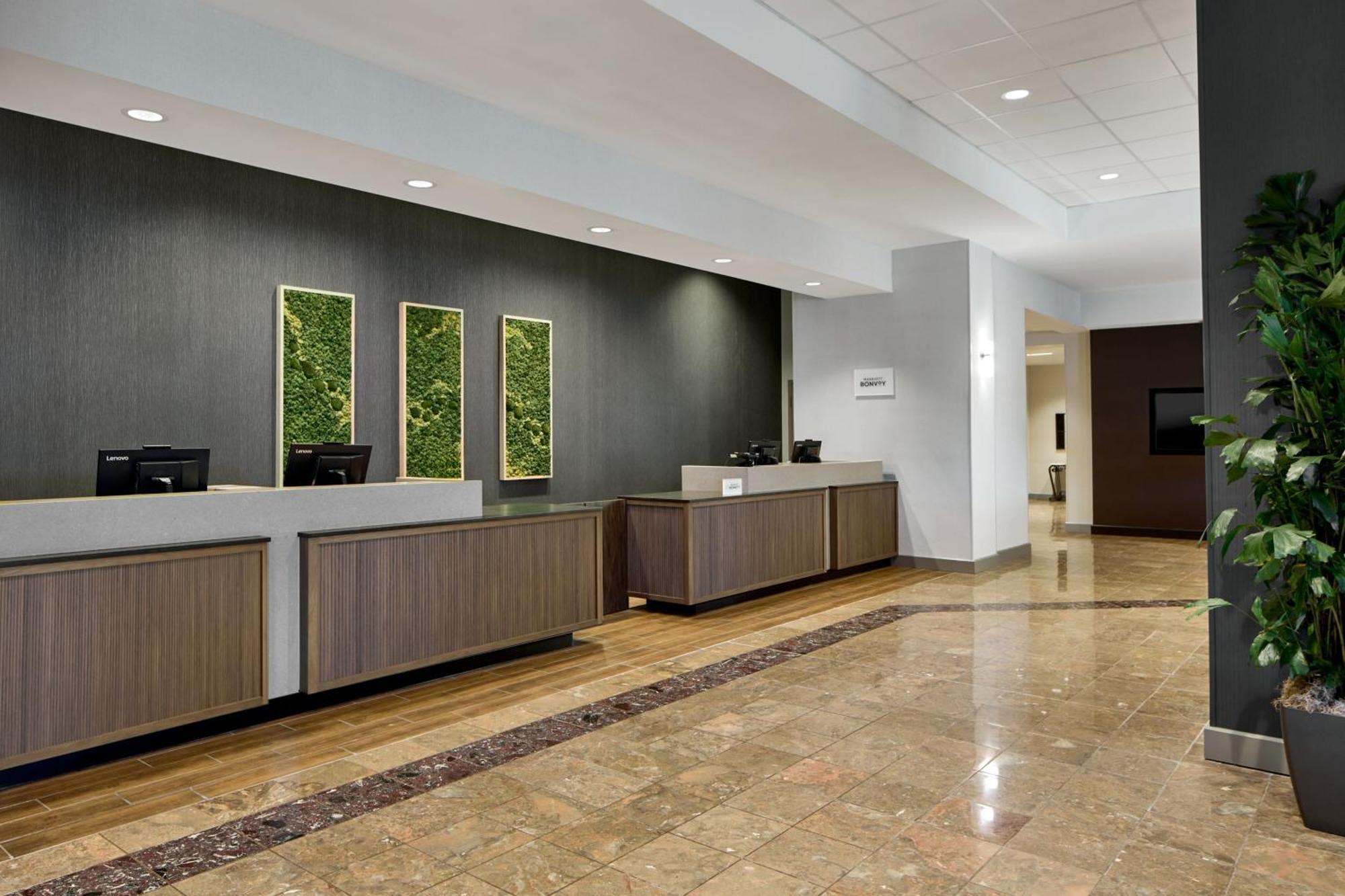 Courtyard By Marriott Downtown