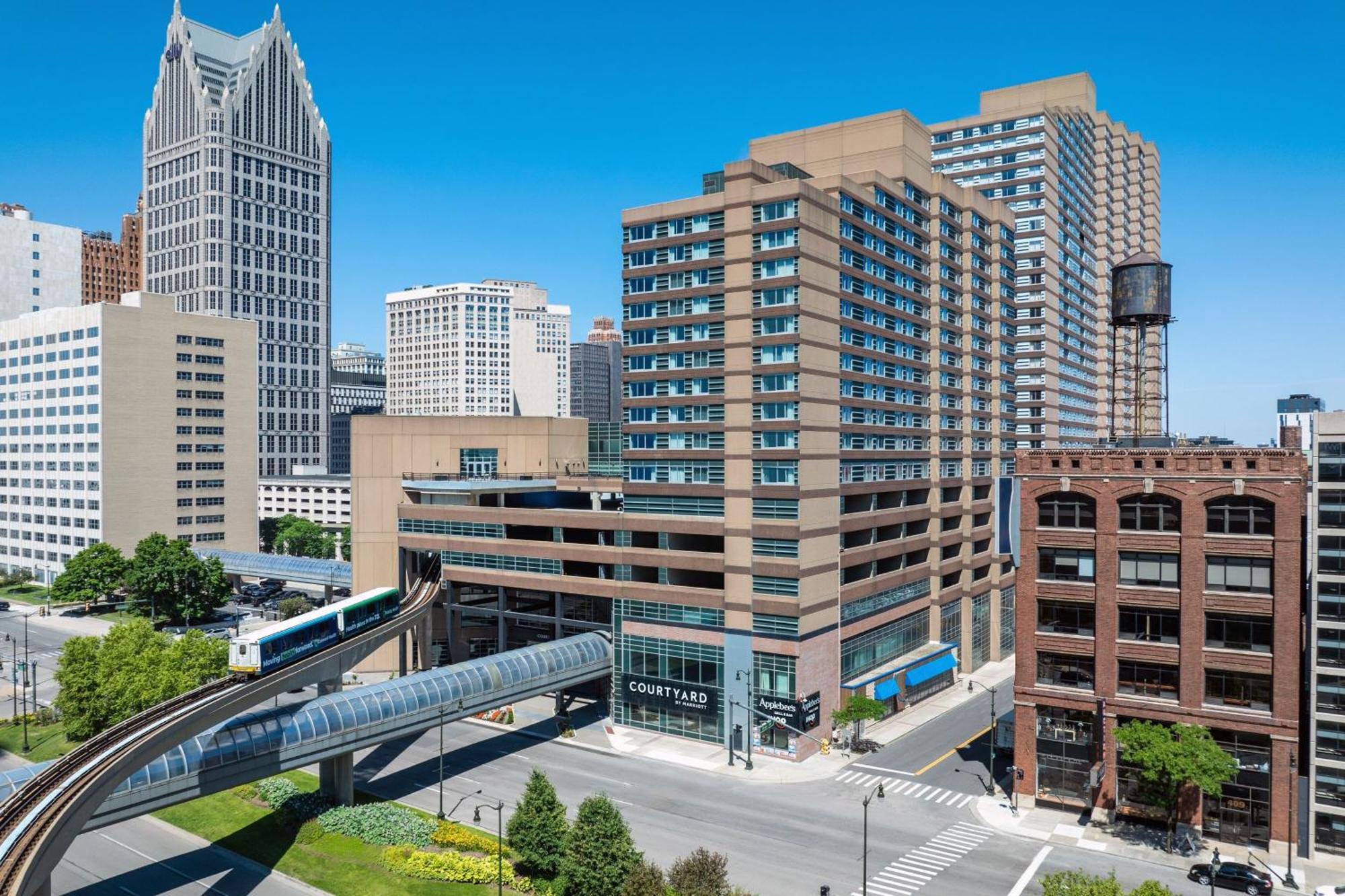 Courtyard By Marriott Downtown Hotel