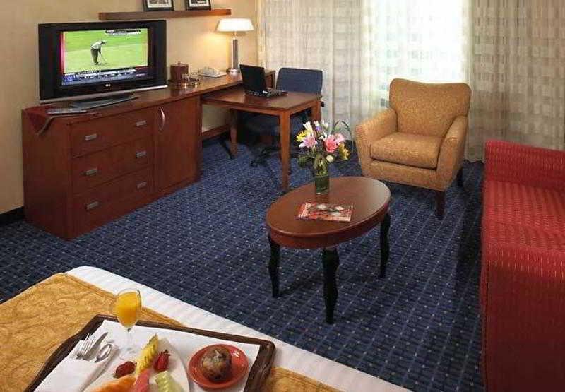 Courtyard By Marriott Downtown Hotel